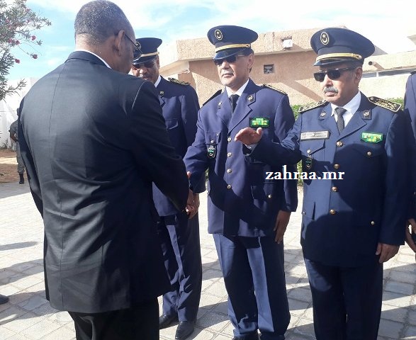 وزير الداخلية  أحمد ولد عبد الله مع المفوض الإقليمي اعل ولد المختار مدير الجرائم الإقتصادية  (يمين) / المفوض الإقليمى فضيلى ولد الناجى/  مدير الأمن المساعد المفوض الإقليمى محمد الأمين ولد أحمد 